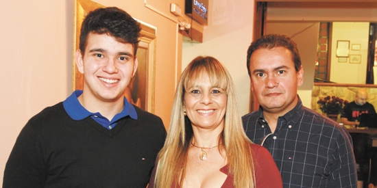 Família reunida em restaurante da cidade: Nicholas Vicente Farias, com seus pais, o querido casal Iva Vicente e Denilson Farias